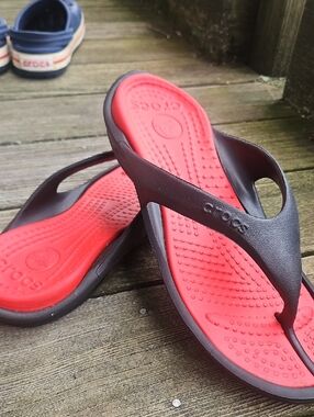 EUC Crocs Swiftwater flip flops